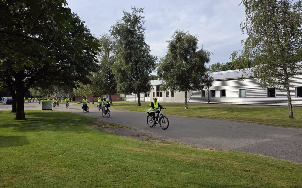 Tistrup Cykler Sammen på smagfuldt besøg hos Mums Kager i Skovlund
