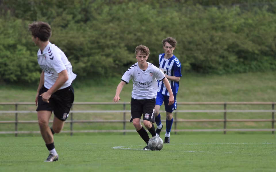 U19 vinder dramatisk lokalopgør