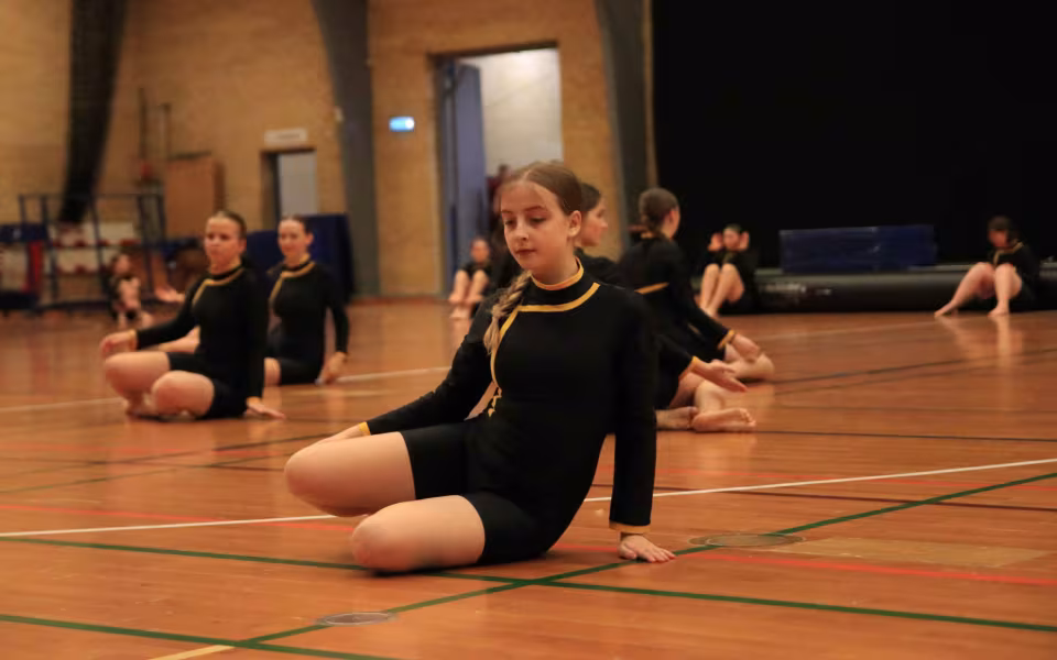 Farverig opvisning lyser Sportspark op