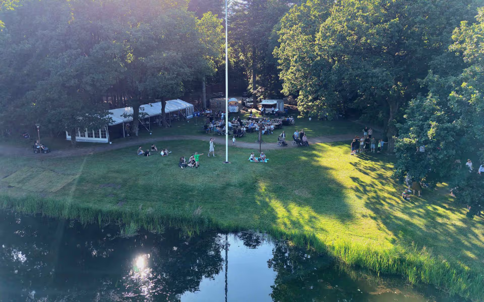 Filmklip og billeder fra Midsommerfest i Tistrup Anlæg