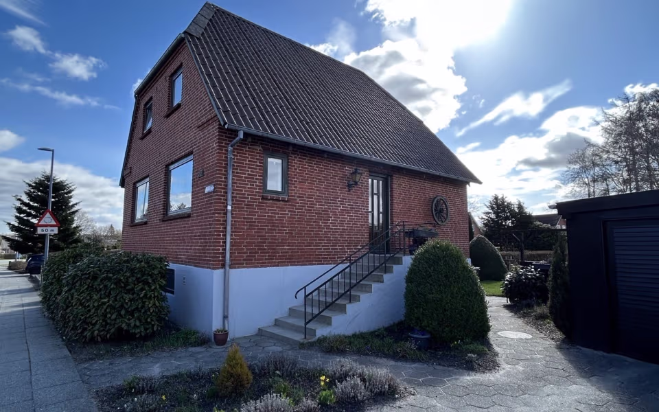 Villaen på Skolegade 10 i Ansager er sat til salg. Huset på 104 m² har have, to stuer, tre værelser og en tør kælder med højt til loft.