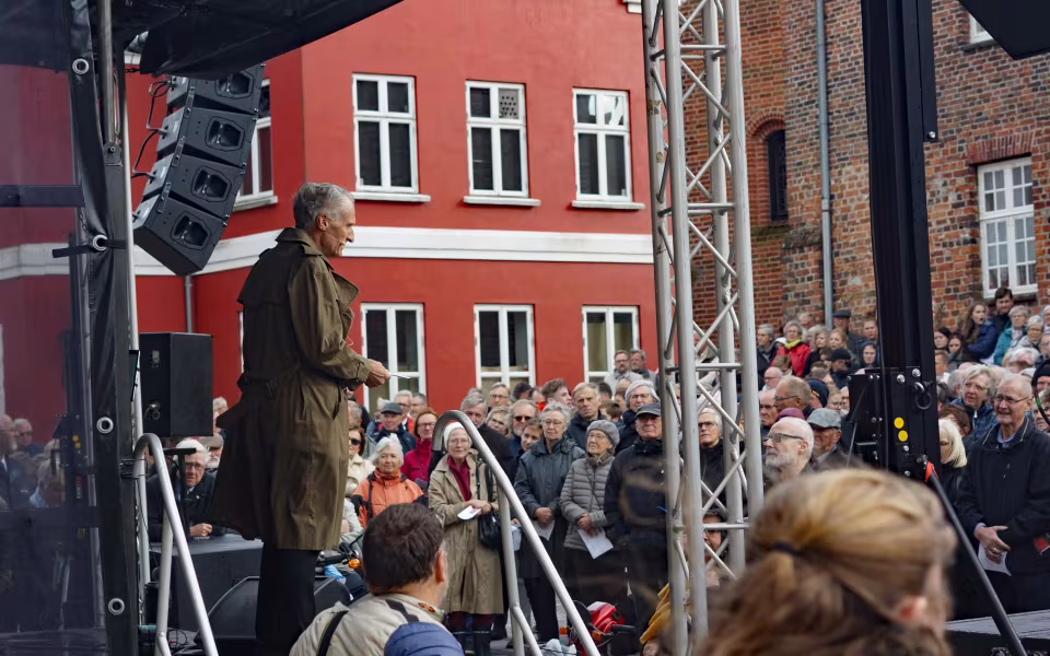 Indtryk fra førstedagen på folkemødet i Ribe i anledning af 500 året for revolutionen.