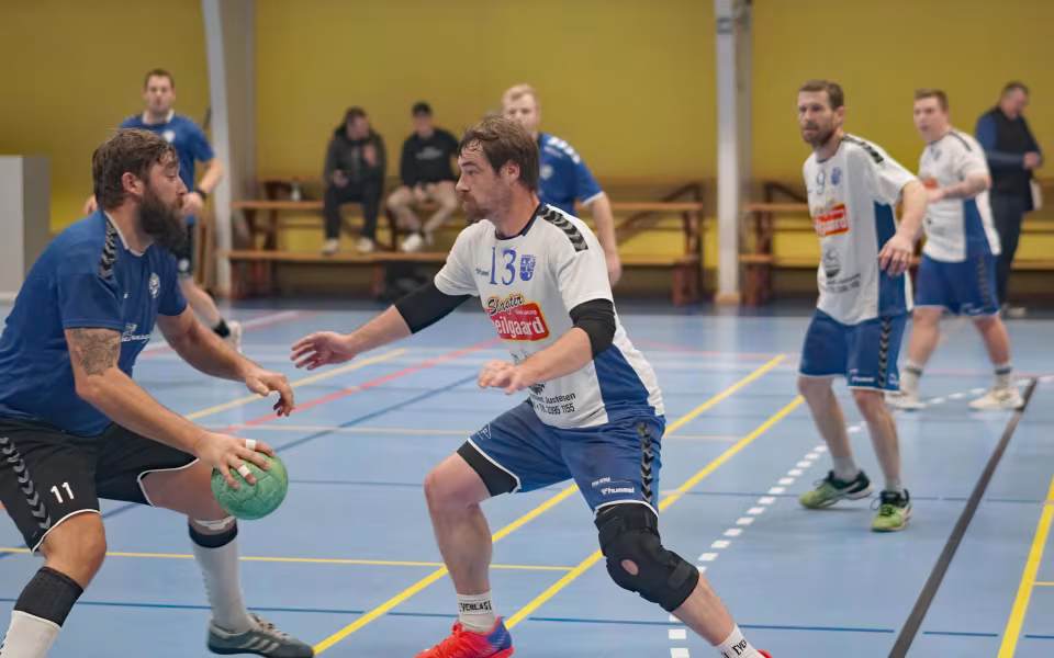 Hjemmestævne i Skovlund-Ansager Hallen den 4. december 2022. Hviding IF spiller i blåt. Stilling IF i grønt.