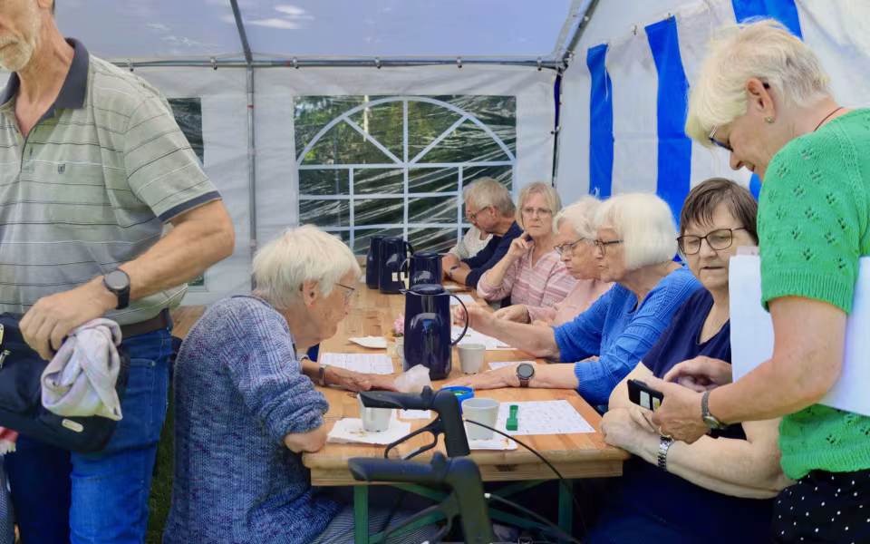 Seniorfest med rundtur og hyldestindslag