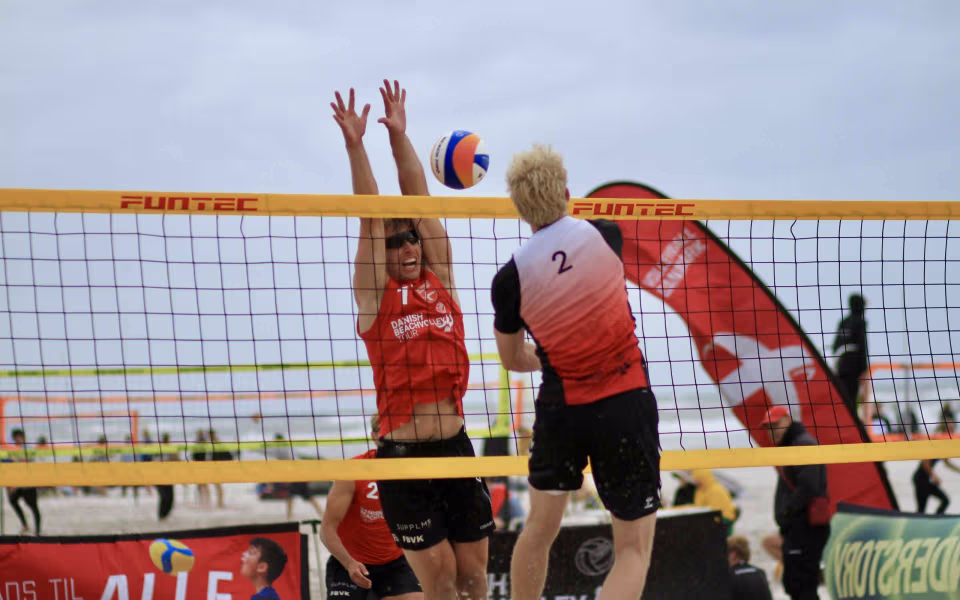 Vestenvinden udfordrer beachvolley-eliten