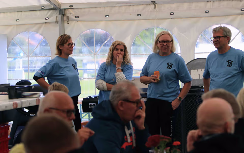 Fodboldfest på Oksbøl Stadion med glade fans og stor frivillig indsats