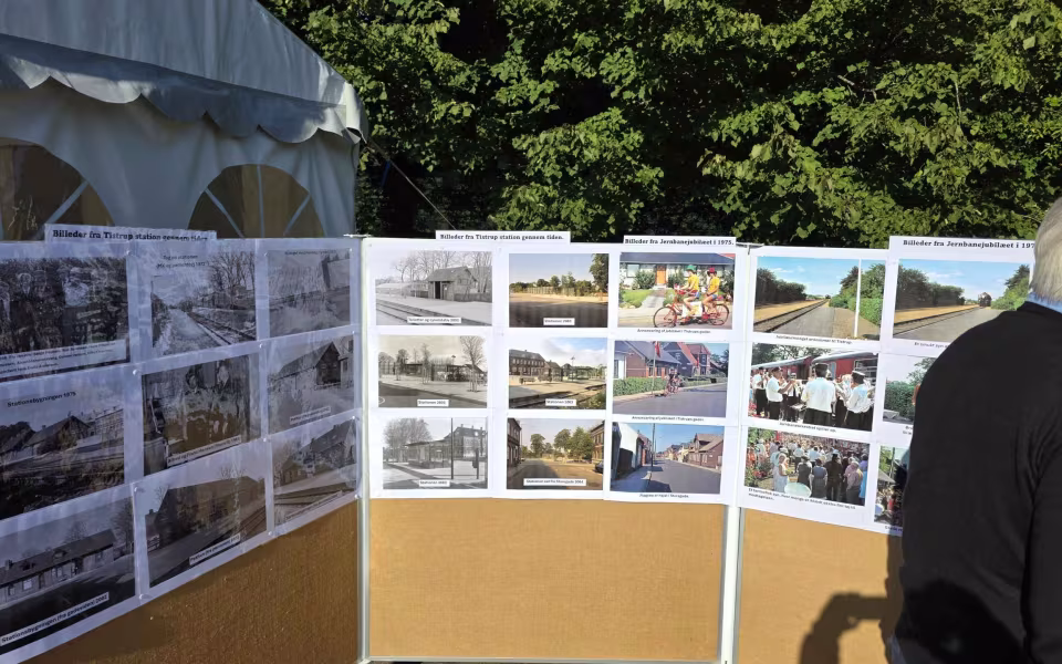Tistrup Station forvandlet til et festligt samlingspunkt i anledning af den vestjyske længdebane 150-års jubilæum.