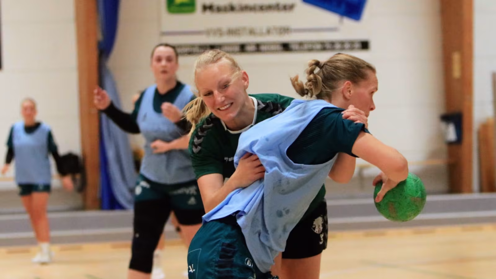 Mia Munk-Pedersen fra Blåbjerg HK har godt fat i en Give angriber