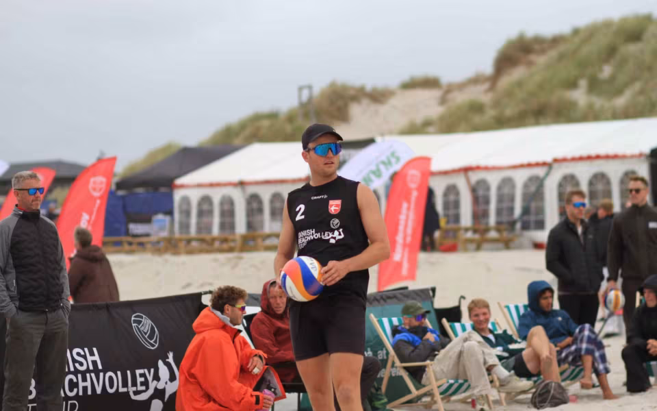 Vestenvinden udfordrer beachvolley-eliten