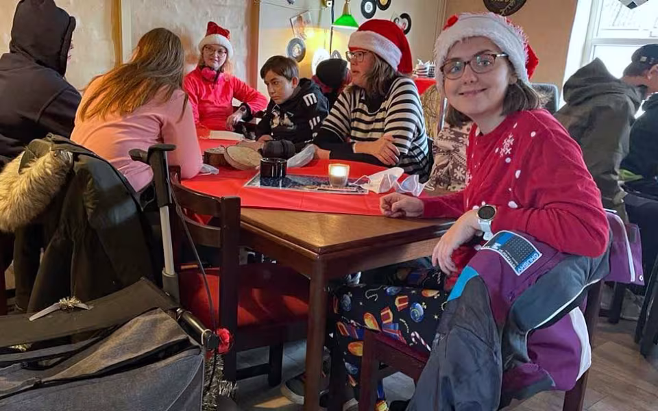 16 efterskoleelever og 2 lærere modtog lørdag det indsamlede beløb og hyggede med kage, chokolade og sodavand. Alle kom juleklædt og med godt humør.