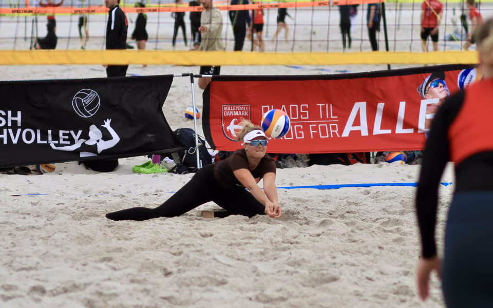 Vestenvinden udfordrer beachvolley-eliten