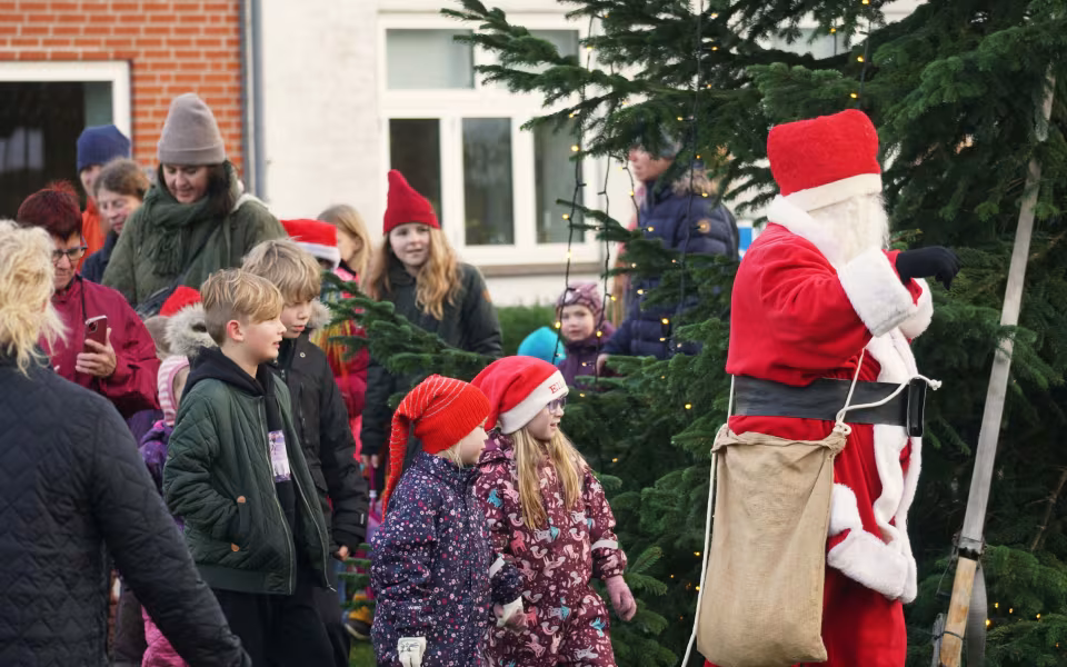 Julemanden er fundet og på torvet tændes juletræet