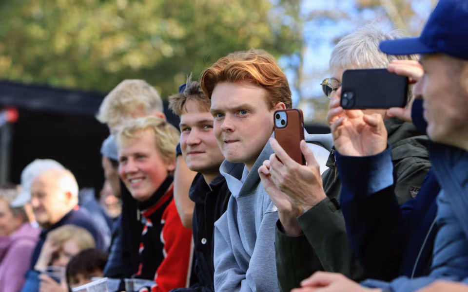 Fodboldfest på Oksbøl Stadion med glade fans og stor frivillig indsats