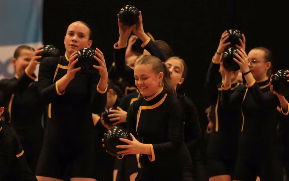 Farverig opvisning lyser Sportspark op
