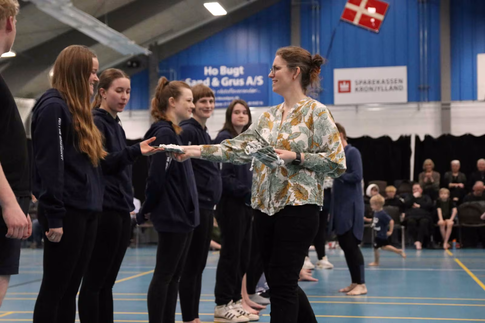 Overrækkelse af gaver til instruktørerne