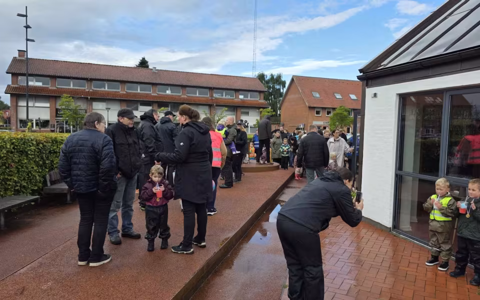 Regnen lagde en dæmper på Torvedagen i Ølgod, men ikke på humøret - Se billeder fra dagen