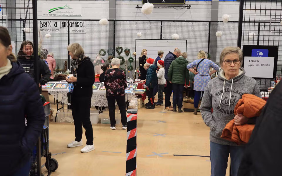 Julemarked samlede Billum i hallen