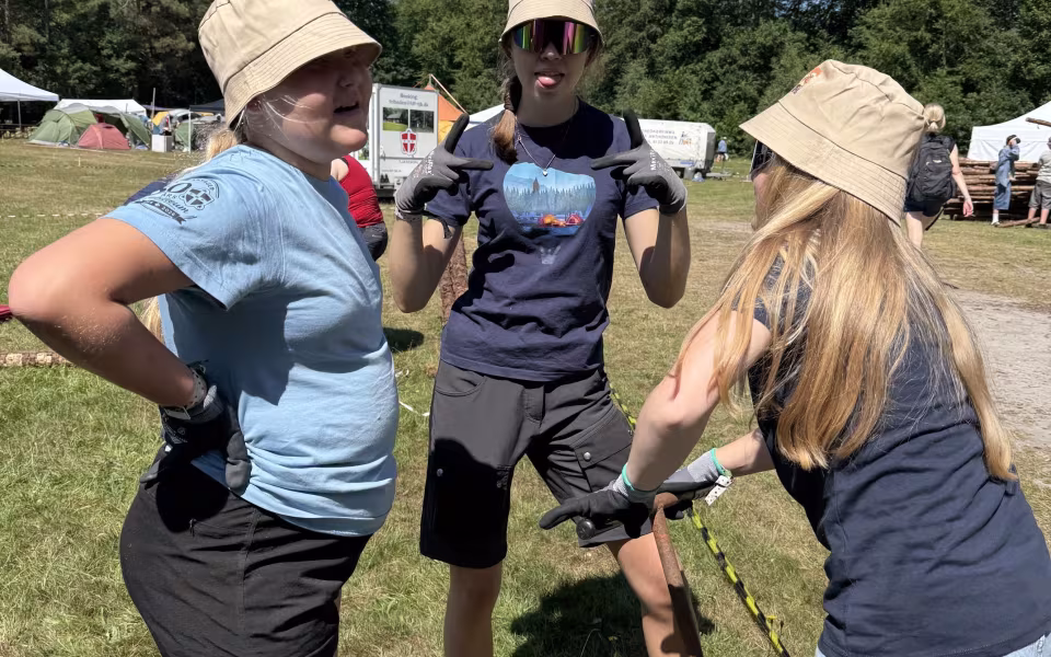 FDF Ansager er på vej gennem skoven på Sletten ved Silkeborg, hvor landslejrens eventyr er begyndt.