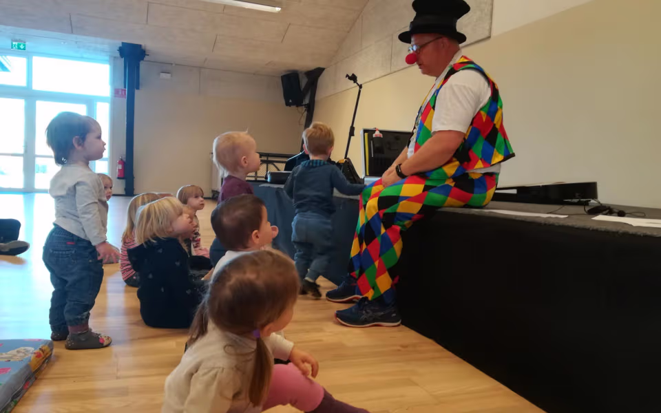 Dagplejen sammen med Ballonklovnen i Skovlund kulturhus