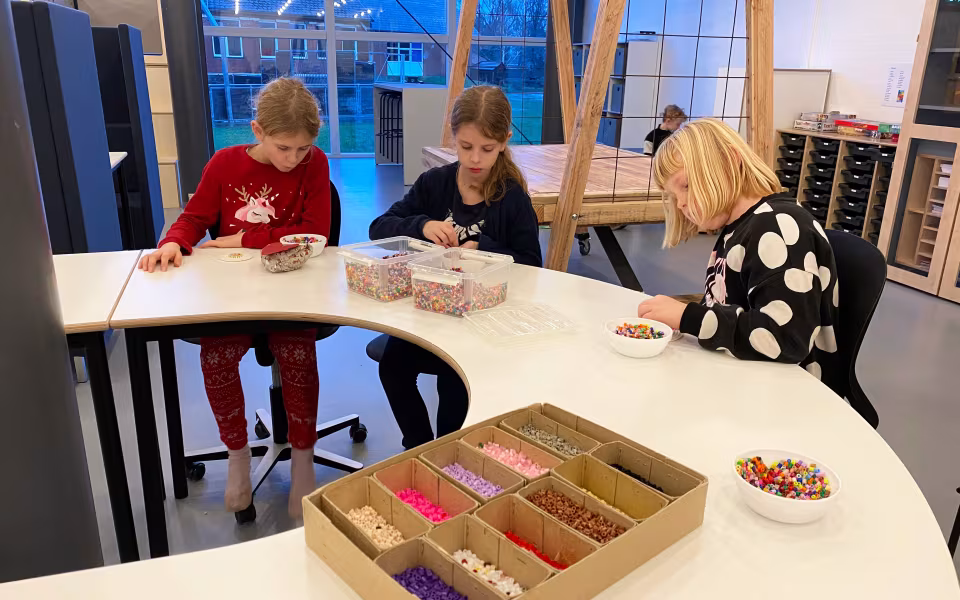 Skolens bibliotek er flyttet til 1. salen for at gøre plads til skolens elever og børnene i SFO.