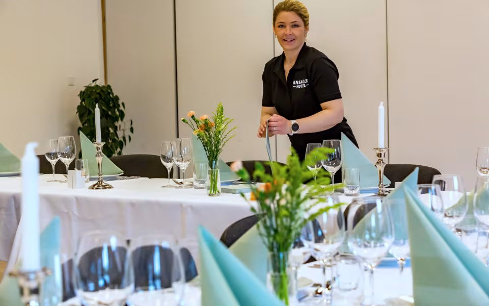 Peter Breum tv., Debbie Mathiasen og Iver Larsen foran Ansager Hotel der åbner restauranten fredag den 4. og lørdag den 5. juni
