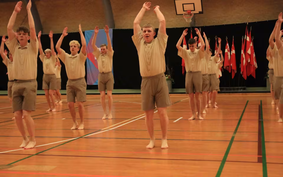 Farverig opvisning lyser Sportspark op