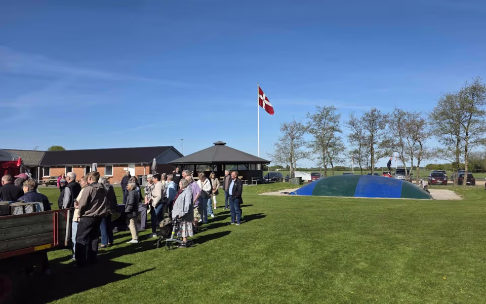 Årets Loppemarked på Krusbjerg Stadion: En dag med fællesskab, handel og stærke traditioner.