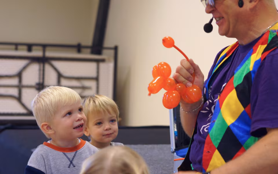 Musikalsk ballonmand besøger dagplejen