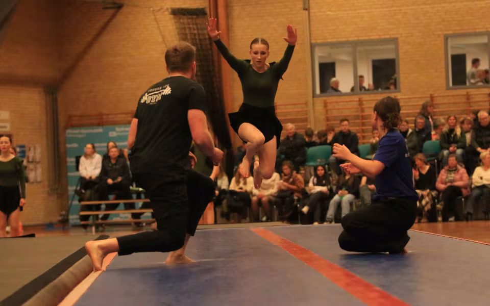Farverig opvisning lyser Sportspark op