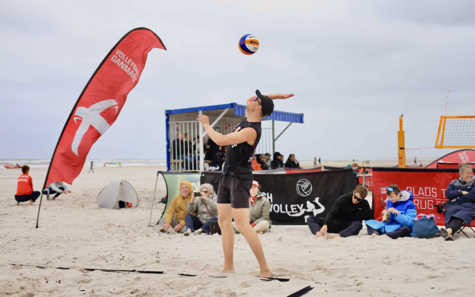 Vestenvinden udfordrer beachvolley-eliten