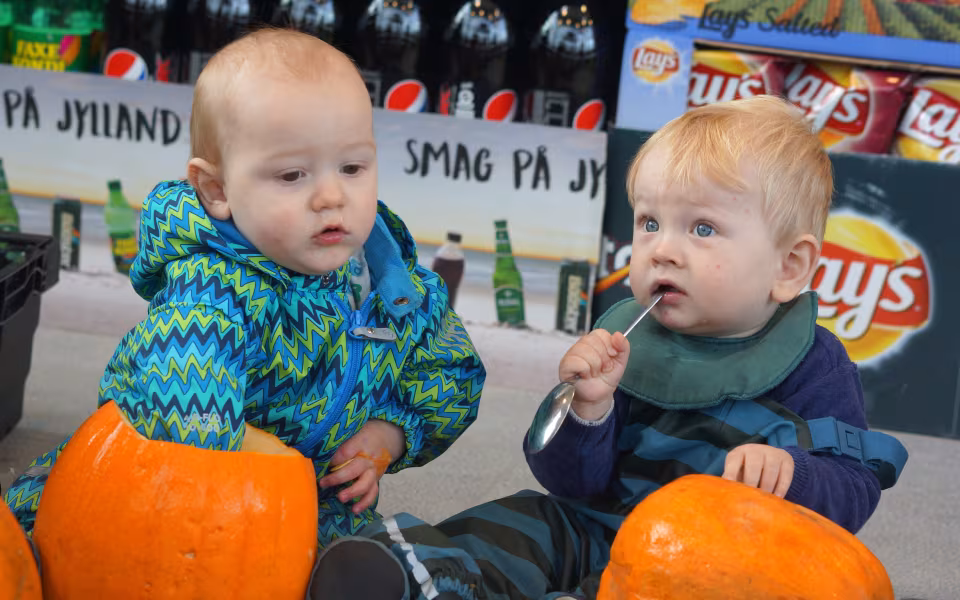 Dagplejebørn pynter til halloween i brugsen