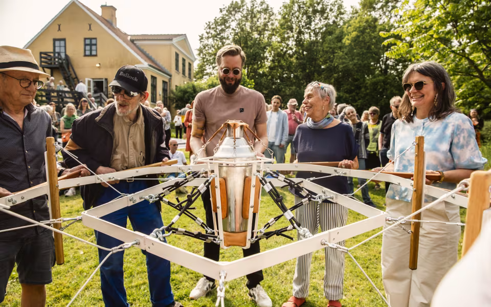 Art Matter Local sættes i gang med en åbningsfest den 17. september, hvor blandt andet performancen ’Fællesshakeren – Cocktail in Arms’ af Jesper Aabille fremføres. Foto: Zuhal Kocan