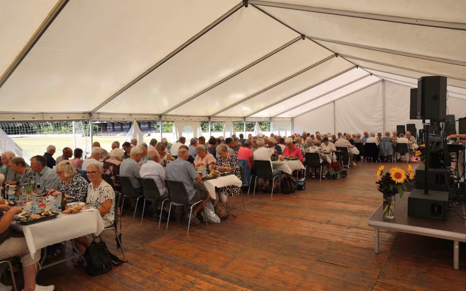 Sommerstemning og glade mennesker til sommerfest på Tistrup Stadion - Se billeder og filmklip..
