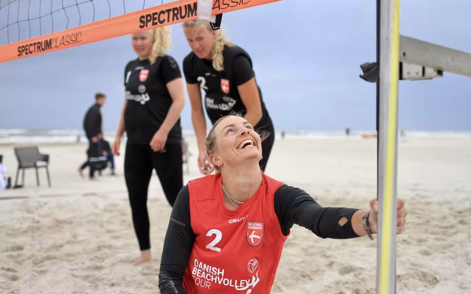 Vestenvinden udfordrer beachvolley-eliten