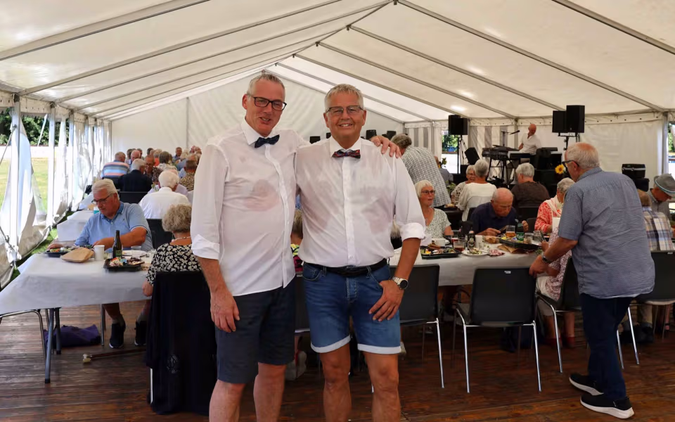 Sommerstemning og glade mennesker til sommerfest på Tistrup Stadion - Se billeder og filmklip..