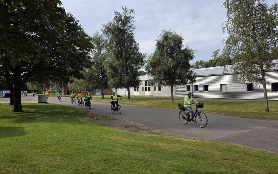 Tistrup Cykler Sammen på smagfuldt besøg hos Mums Kager i Skovlund