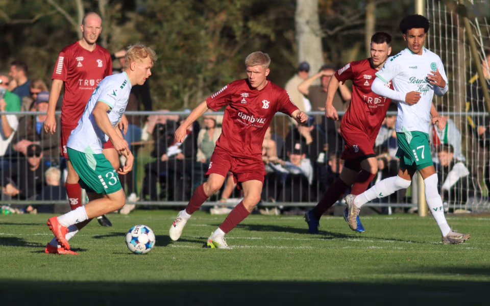 Fodboldfest på Oksbøl Stadion med glade fans og stor frivillig indsats