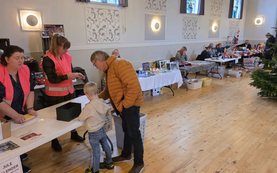 Julestue og loppemarked i Lindbjerg Forsamlingshus – en hjertevarm succes!