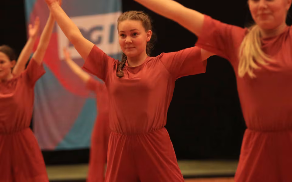 Farverig opvisning lyser Sportspark op