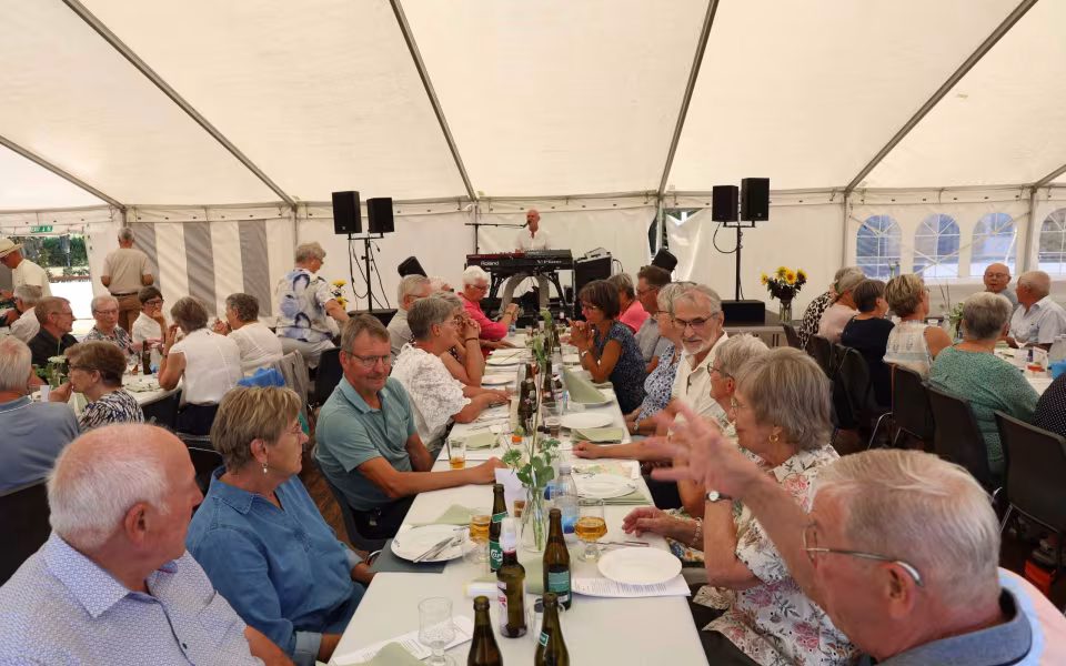 Sommerstemning og glade mennesker til sommerfest på Tistrup Stadion - Se billeder og filmklip..