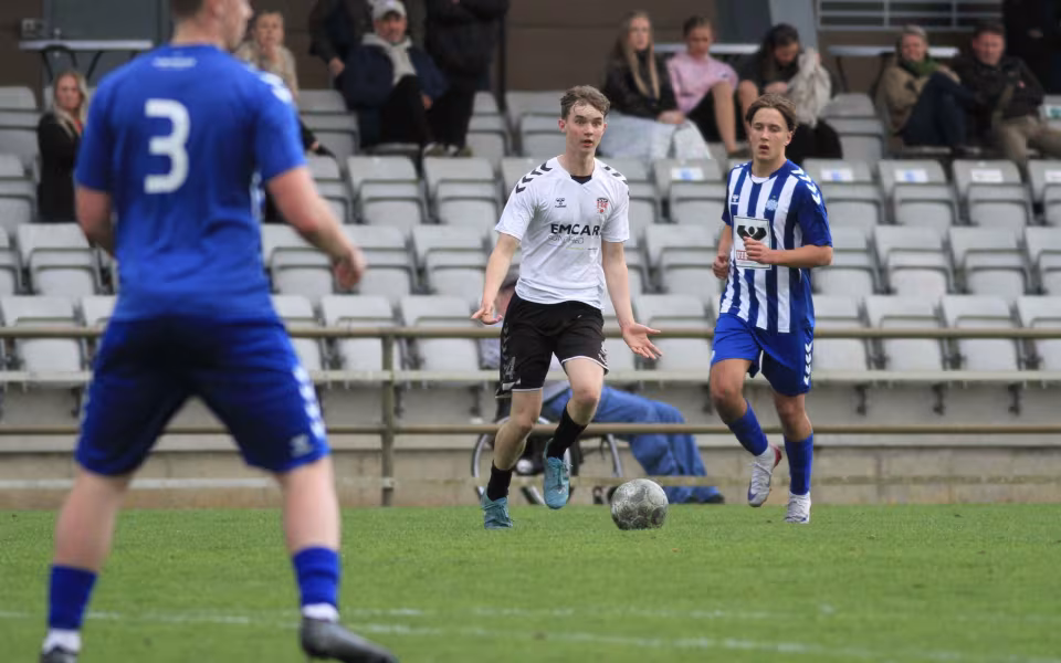 U19 vinder dramatisk lokalopgør