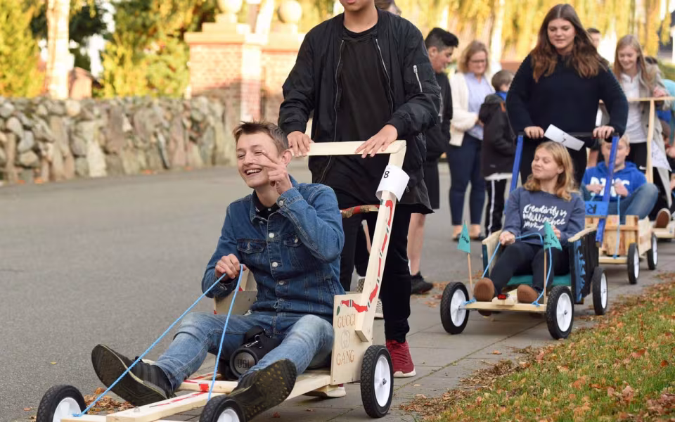 Sæbekasseparade ved plejehjemmet i Ansager