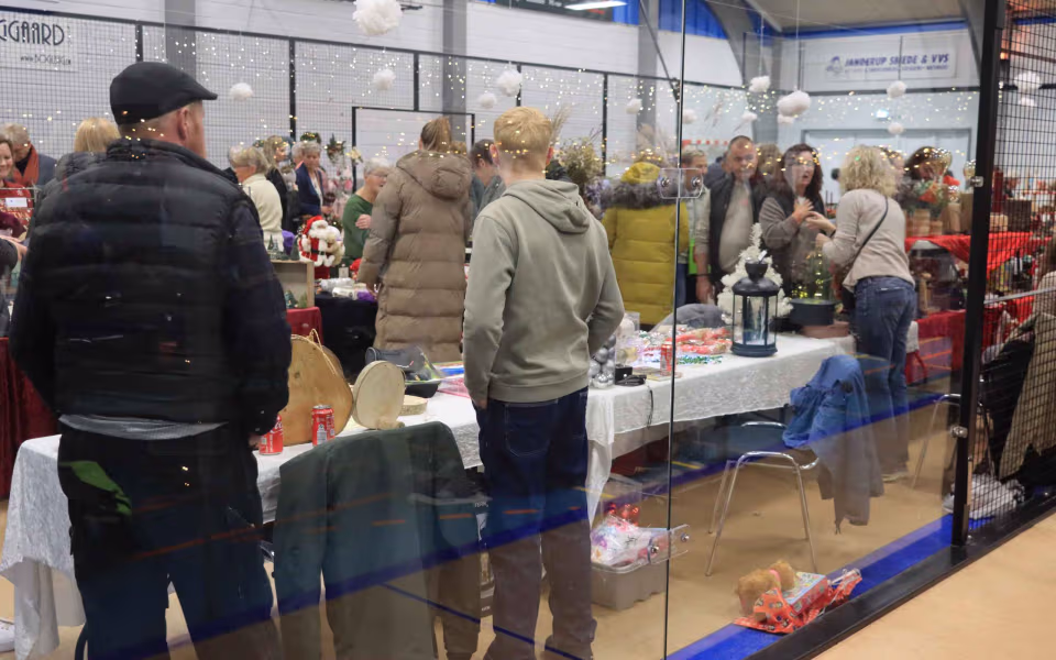 Julemarked samlede Billum i hallen
