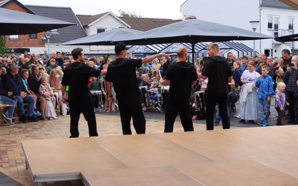 Sommeraften med rytmer i byen
