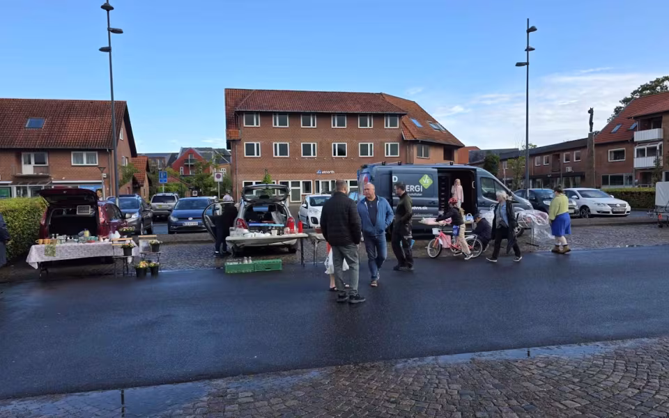 Regnen lagde en dæmper på Torvedagen i Ølgod, men ikke på humøret - Se billeder fra dagen