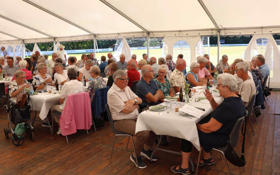 Sommerstemning og glade mennesker til sommerfest på Tistrup Stadion - Se billeder og filmklip..