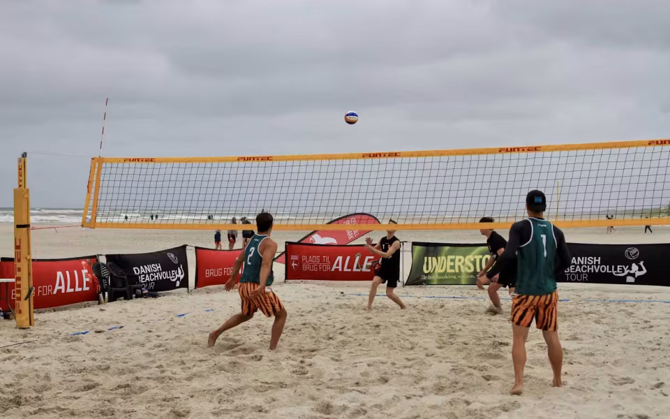 Vestenvinden udfordrer beachvolley-eliten