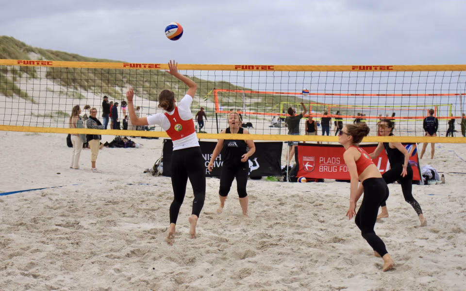 Vestenvinden udfordrer beachvolley-eliten