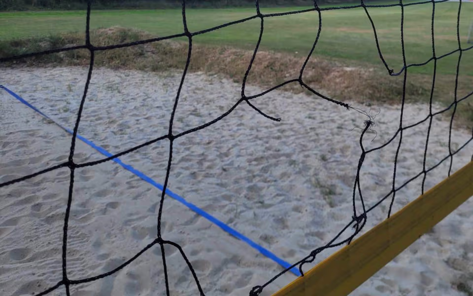 Det beskadigede volley-net på stadion er klippet og brændt flere steder. Frivillige efterlyser, at den gratis bane behandles ordentligt.