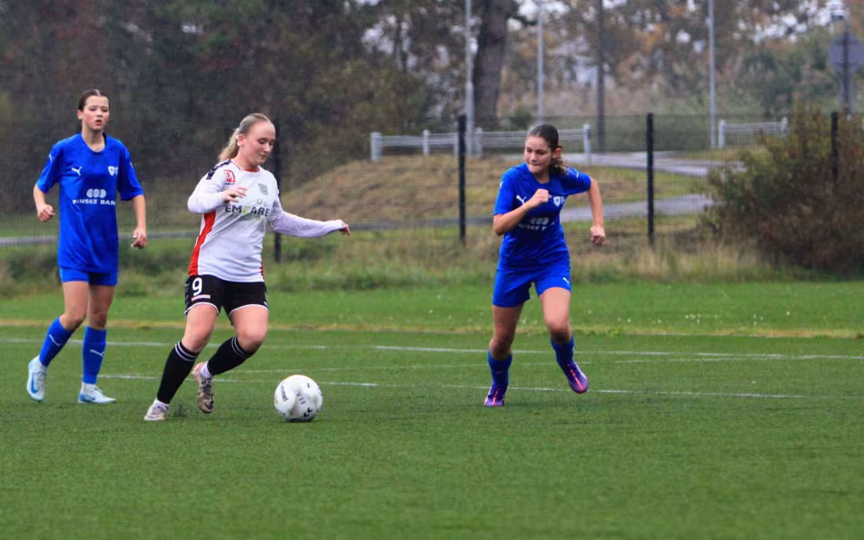 Varde IF U-16 Piger tabte hjemmekampe i regn